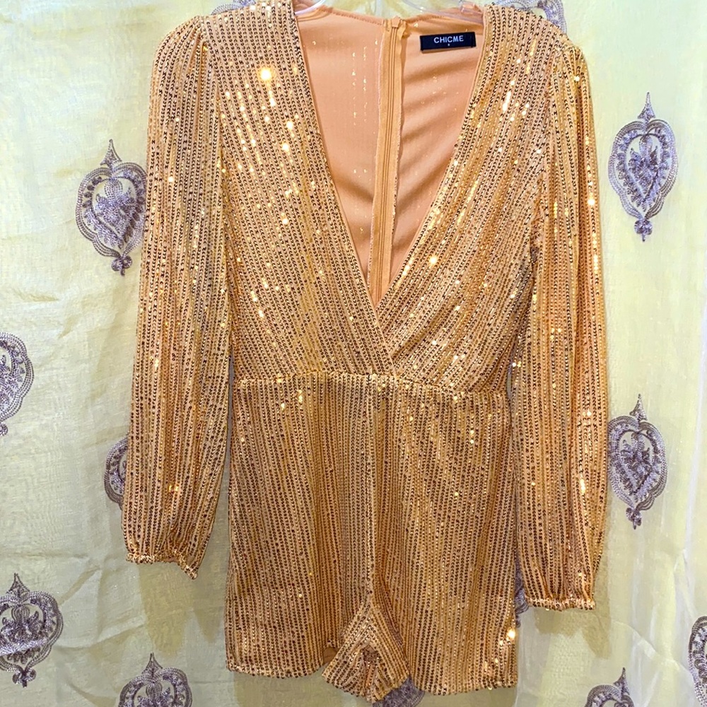CHICME GOLD SEQUIN V-NECK ROMPER SZ S SELASTIC CUFFS REAR ZIP